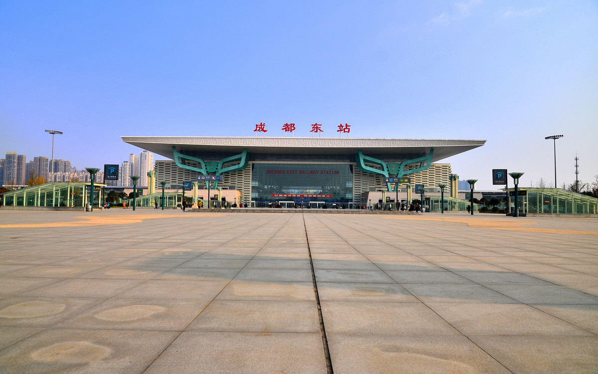 從成都東站乘車可直達41個景區(qū),趁春天,出發(fā)吧!